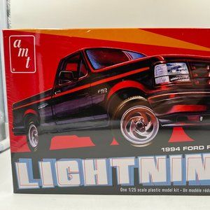 AMT 1994 Ford F-150 SVT Lightning Pickup Truck Model Kit 1/25 Skill Level 2